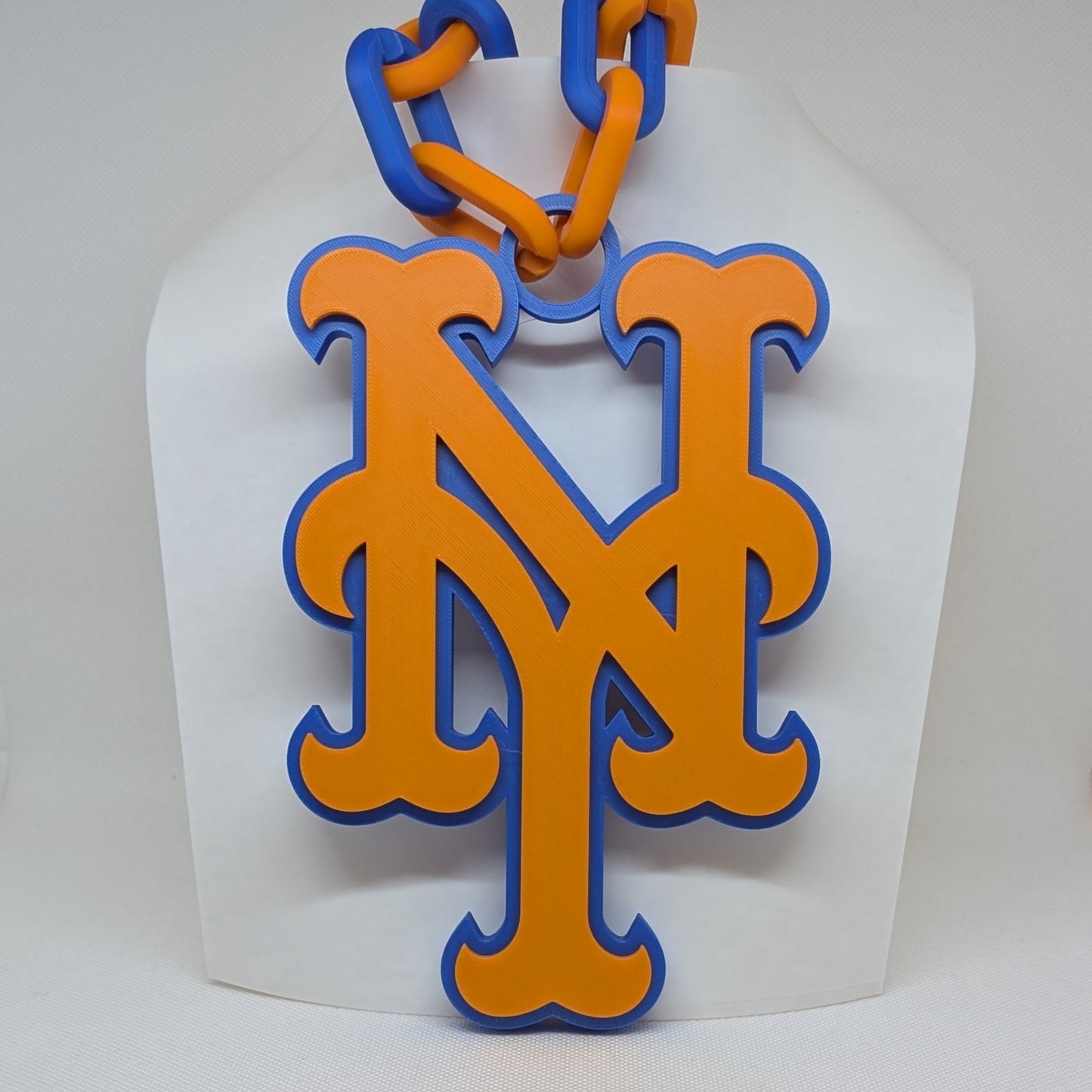 Mets Orange and blue logo on a white background
